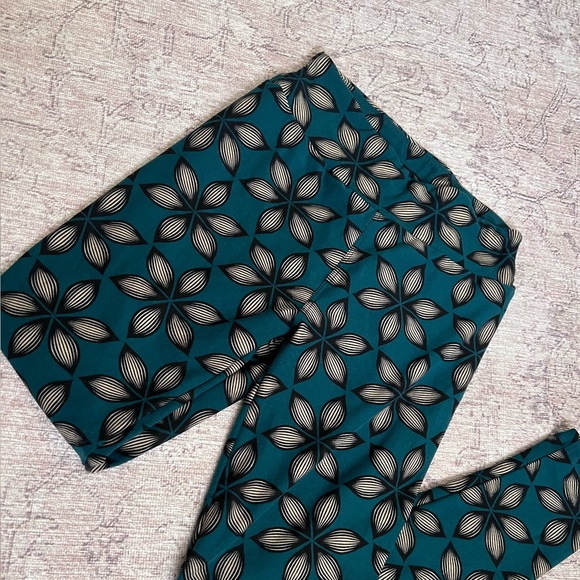 Lularoe Green Custom Leggings - Picture 1 of 2